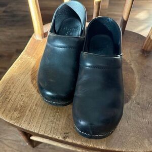 Women’s Dansko Black Leather size 9 (eu40) Slip-On Clogs